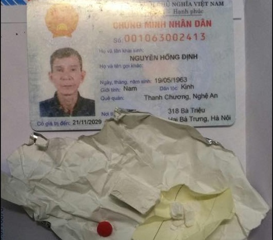 Chứng minh thư của đối tượng Nguyễn Hồng Định v&agrave; tang vật