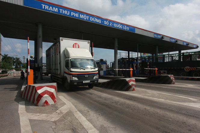 Nhiều phương tiện kh&ocirc;ng đi cao tốc nhưng vẫn phải trả tiền l&agrave; bất cập