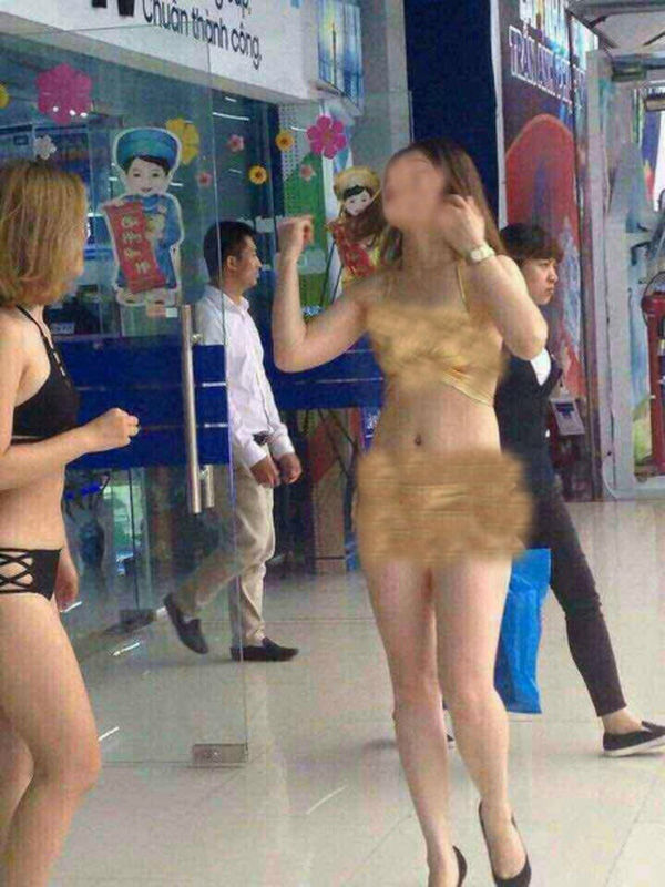 Nữ nh&acirc;n vi&ecirc;n ở Si&ecirc;u thị điện m&aacute;y Trần Anh ăn bikini được cho l&agrave; rất phản cảm