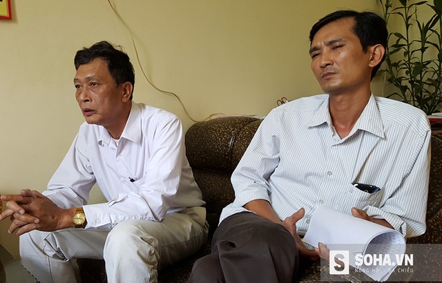 Hai c&aacute;n bộ ph&ograve;ng NN & PTNT huyện Thanh Thủy (&ocirc;ng Sinh b&ecirc;n tr&aacute;i), trong buổi l&agrave;m việc với PV