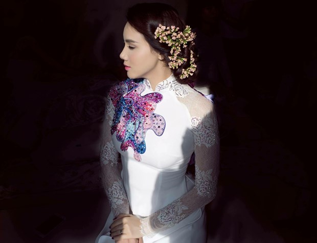 Trang Nhung &lsquo;nổi bần bật&rsquo; tr&ecirc;n xe cưới bạc tỷ