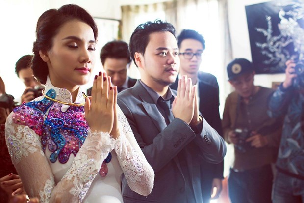 Trang Nhung &lsquo;nổi bần bật&rsquo; tr&ecirc;n xe cưới bạc tỷ