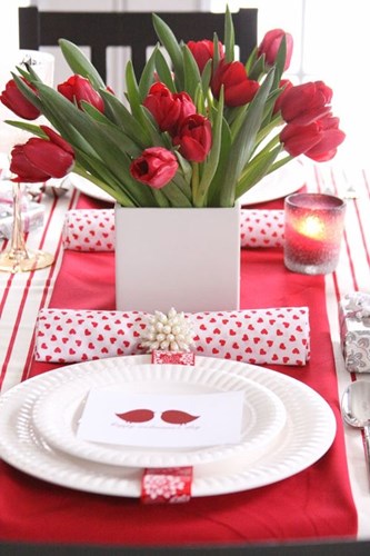 H&atilde;y d&ugrave;ng một b&igrave;nh hoa để trang tr&iacute; b&agrave;n ăn ng&agrave;y Valentine