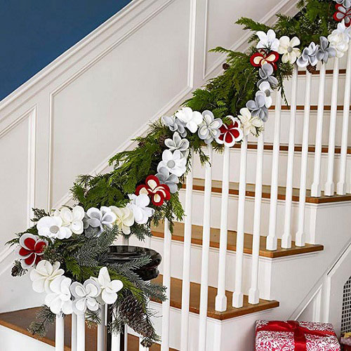 Trang tr&iacute; cầu thang cũng l&agrave; một c&aacute;ch t&ocirc; điểm cho căn nh&agrave; trong m&ugrave;a Noel 