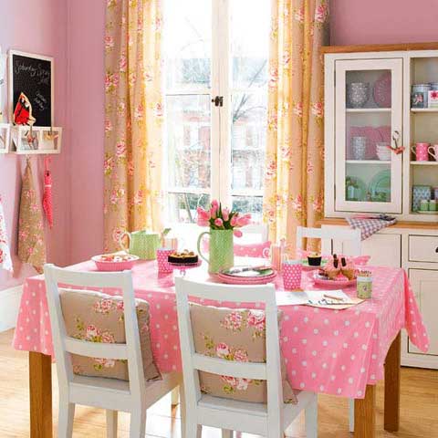 B&agrave;n ăn m&agrave;u hồng trang nh&atilde;, thanh lịch nhưng kh&ocirc;ng k&eacute;m phần l&atilde;ng mạn cho ng&agrave;y Valentine &yacute; nghĩa