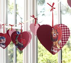 Sử dụng c&aacute;c biểu tượng tr&aacute;i tim để trang tr&iacute; nh&agrave; ng&agrave;y Valentine