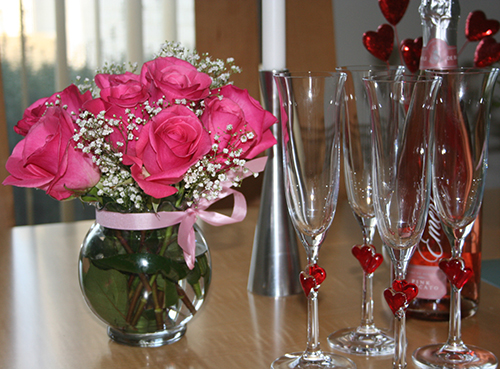 Trang tr&iacute; ph&ograve;ng ng&agrave;y Valentine đơn giản v&agrave; &yacute; nghĩa với hoa hồng đỏ