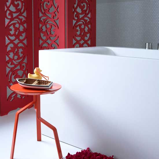 Trang tr&iacute; ph&ograve;ng ng&agrave;y Valentine bất ngờ với chiếc r&egrave;m đỏ &Aacute; Đ&ocirc;ng quyến rũ 