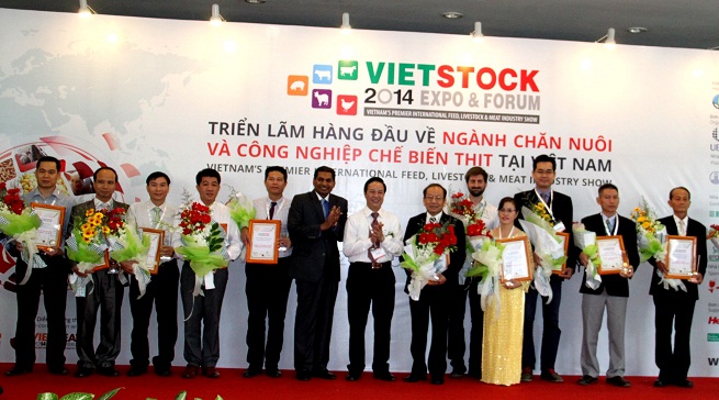 Đại diện Vinamilk v&agrave; c&aacute;c Link Đăng Nhập Nhà cái 13Win16.Com tr&ecirc;n s&acirc;n khấu nhận giải