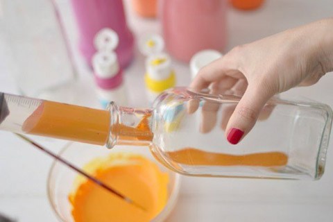 Những chiếc chai, lọ bỏ đi c&oacute; thể h&ocirc; biến th&agrave;nh những đồ trang tr&iacute; nh&agrave; đẹp mắt 