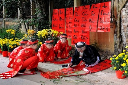 C&acirc;u đối đỏ l&agrave; vật dụng trang tr&iacute; nh&agrave; kh&aacute; quen thuộc trong dịp Tết của người Việt Nam 