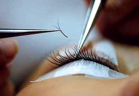 Gắn mi giả l&agrave;m rụng l&ocirc;ng mi thật