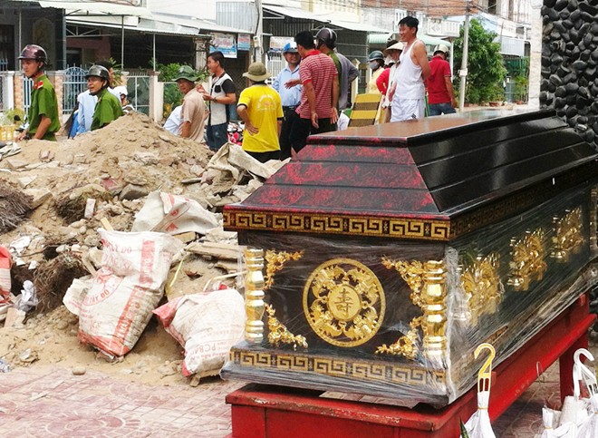 Chiếc quan t&agrave;i vợ chồng &ocirc;ng Bửu bỏ lại hiện trường vụ tranh chấp đất đai