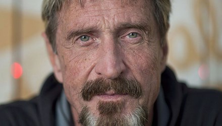 Ch&acirc;n dung &ocirc;ng John McAfee