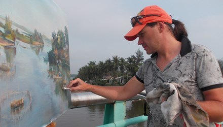 Anh Serge đang hoàn thiện bức tranh về cảnh sông Đế Võng Anh Serge đang hoàn thiện bức tranh về cảnh sông Đế Võng
