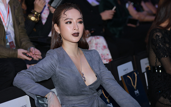 Angela Phương Trinh li&ecirc;n tục &lsquo;hở bạo&rsquo; khi dự sự kiện