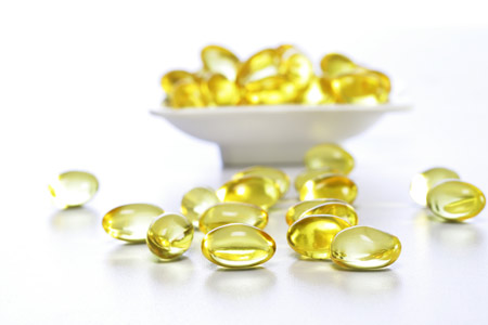 5 c&aacute;ch chăm s&oacute;c da &ndash; tăng cường collagen cho phụ nữ tuổi 30 Phụ nữ ở độ tuổi 30 bắt đầu c&oacute; dấu hiệu l&atilde;o h&oacute;a. H&atilde;y chăm s&oacute;c da của m&igrave;nh bằng c&aacute;ch tăng cường collagen theo những c&aacute;ch sau. Collagen l&agrave; th&agrave;nh phần ch&iacute;nh, chiểm 70% th&agrave;nh phần của da. C&aacute;c sợi collagen d&agrave;i v&agrave; mảnh, đan quyện lấy nhau, tạo ra mạng collagen. Collagen l&agrave; th&agrave;nh phần ch&iacute;nh gi&uacute;p da săn chắc, mịn m&agrave;ng, l&agrave; yếu tố quyết định vẻ đẹp của l&agrave;n da. Theo tuổi t&aacute;c, cộng với t&aacute;c động của m&ocirc;i trường b&ecirc;n ngo&agrave;i, c&aacute;c sợi collagen dần suy giảm cả về số lượng v&agrave; chất lượng, l&agrave; nguy&ecirc;n ng&acirc;n khiến da chảy xệ, k&eacute;m đ&agrave;n hồi, mỏng v&agrave; dễ tổn thương.  Để ngăn chặn t&igrave;nh trạng n&agrave;y, ngay từ b&acirc;y giờ, cần c&oacute; phương ph&aacute;p ăn uống v&agrave; chăm s&oacute;c da để bảo vệ v&agrave; bổ sung c&aacute;c sợi collagen.  1.	Bổ sung Omega-3 Omega-3 l&agrave; th&agrave;nh phần rất được ưa chuộng trong chăm s&oacute;c da. Omega-3 được biết tới l&agrave; chất b&eacute;o c&oacute; &iacute;ch v&agrave; gi&uacute;p l&agrave;n da được dưỡng ẩm bằng c&aacute;ch điều h&ograve;a sự sản xuất dầu v&agrave; bảo vệ da khỏi c&aacute;c ph&acirc;n tử gốc tự do. Th&ecirc;m v&agrave;o đ&oacute;, những axit b&eacute;o n&agrave;y gi&uacute;p k&iacute;ch th&iacute;ch sản xuất collagen ở d&acirc;y chằng v&agrave; c&aacute;c m&ocirc; li&ecirc;n kết, gi&uacute;p củng cố độ đ&agrave;n hồi của da. 2.	Nạp chất chống oxy h&oacute;a Qu&aacute; tr&igrave;nh l&atilde;o h&oacute;a ở m&ocirc; da sẽ sớm được l&agrave;m chậm nếu như bạn ch&uacute; trọng đến việc sử dụng c&aacute;c loại hoa quả c&oacute; chất chống oxy h&oacute;a h&agrave;ng ng&agrave;y. Theo một nghi&ecirc;n cứu gần đ&acirc;y tr&ecirc;n tờ Science Daily, c&aacute;c loại quả mọng v&agrave; bưởi được chứng minh l&agrave; c&oacute; thể k&iacute;ch th&iacute;ch sự sản xuất collagen cũng như ph&ograve;ng ngừa sự hư tổn của collagen trong da. 3.	Vitamin C v&agrave; E Đ&acirc;y l&agrave; 2 loại vitamin th&acirc;n thiện với sắc đẹp v&agrave; l&agrave;n da của ph&aacute;i nữ. Vitamin C l&agrave; một loại dinh dưỡng đ&oacute;ng vai tr&ograve; quan trọng trong qu&aacute; tr&igrave;nh sản xuất v&agrave; duy tr&igrave; collagen. Vitamin C cũng rất cần thiết cho sự ph&aacute;t triển của cơ thể, nhưng lại kh&ocirc;ng thể tự tổng hợp được n&ecirc;n nếu kh&ocirc;ng hấp thụ đủ vitamin C, qu&aacute; tr&igrave;nh sản xuất collagen sẽ bị chậm lại. Vitamin E cung cấp độ ẩm từ b&ecirc;n trong, duy tr&igrave; độ mịn mượt cho l&agrave;n da. Bổ sung vitamin E bằng c&aacute;ch ăn c&aacute;c loại hạt như hạt hướng dương, hạt b&iacute;, quả &oacute;c ch&oacute;&hellip; Duy tr&igrave; c&acirc;n nặng  Điển h&igrave;nh của việc cơ thể thay đổi trọng lượng ch&iacute;nh l&agrave; nứt da, da sần vỏ cam. Đ&acirc;y l&agrave; l&uacute;c những sợi collagen b&ecirc;n dưới da bị đứt g&atilde;y, cấu tr&uacute;c da kh&ocirc;ng kịp th&iacute;ch ứng với sự thay đổi k&iacute;ch thước của cơ thể. Duy tr&igrave; c&acirc;n nặng, tăng hoặc giảm c&acirc;n theo nhịp độ đều đặn l&agrave; c&aacute;ch bảo vệ l&agrave;n da. 4.	C&acirc;n bằng độ ẩm Độ ẩm tr&ecirc;n bề mặt da rất quan trọng trong việc ổn định cấu tr&uacute;c da. Da được cung cấp đầy đủ độ ẩm sẽ gia tăng khả năng đ&agrave;n hồi, bảo vệ th&agrave;nh phần cấu tr&uacute;c da. Ngược lại, da kh&ocirc;, thiếu nước sẽ rất dễ bị t&aacute;c động bởi những va chạm nhỏ b&ecirc;n ngo&agrave;i. Dầu dừa tinh khiết l&agrave; lotion dưỡng ẩm tốt v&agrave; duy tr&igrave; được l&acirc;u hơn hẳn sản phẩm n&agrave;o kh&aacute;c. Để chăm s&oacute;c da với dầu dừa 2 lần mỗi ng&agrave;y l&ecirc;n da để vừa giữ ẩm, vừa cung cấp vitamin E từ b&ecirc;n ngo&agrave;i cho l&agrave;n da. 5.	Chống nắng h&agrave;ng ng&agrave;y C&aacute;i nắng ch&oacute;i chang mang theo tia UV rọi xuống l&agrave;n da l&agrave; nguy&ecirc;n nh&acirc;n khiến da dần mất đi độ dẻo dai. Mẹo chăm s&oacute;c da n&agrave;y kh&ocirc;ng ho&agrave;n to&agrave;n k&iacute;ch th&iacute;ch h&agrave;m lượng collagen nhưng nếu muốn hạn chế sự xuống cấp của lượng collagen hiện tại th&igrave; bạn bắt buộc phải d&ugrave;ng kem chống nắng thường xuy&ecirc;n. Tr&ecirc;n đ&acirc;y l&agrave; 5 c&aacute;ch chăm s&oacute;c da tốt nhất cho phụ nữ ở độ tuổi 30 để tăng cường collagen cho l&agrave;n da khỏe đẹp. Điều đ&oacute; sẽ gi&uacute;p bạn c&oacute; được l&agrave;n da lu&ocirc;n s&aacute;ng đẹp, căng mịn.