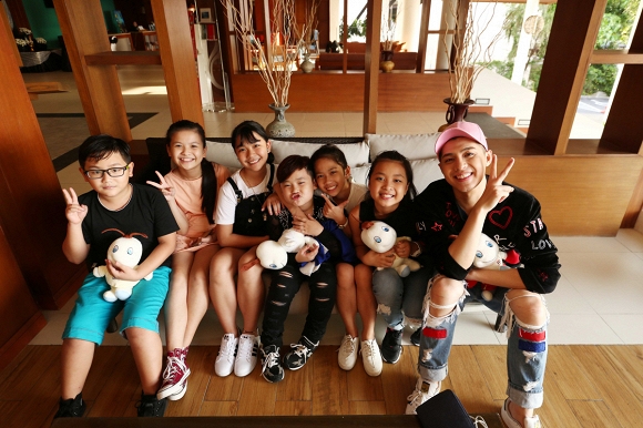 Noo Phước Thịnh c&ugrave;ng học tr&ograve; The Voice Kids đi du lịch tại Th&aacute;i Lan