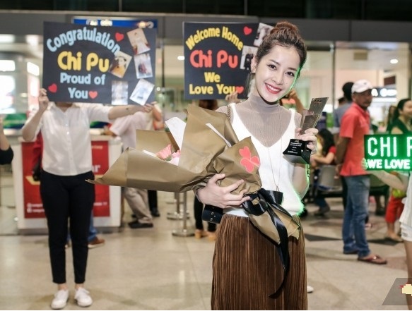 Chi Pu 'khoe' c&uacute;p tại s&acirc;n bay b&ecirc;n rất nhiều người h&acirc;m mộ