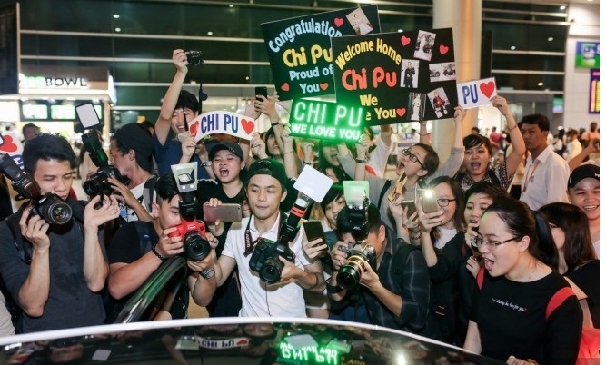 Chi Pu 'khoe' c&uacute;p tại s&acirc;n bay b&ecirc;n rất nhiều người h&acirc;m mộ