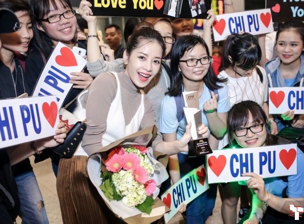 Chi Pu 'khoe' c&uacute;p tại s&acirc;n bay b&ecirc;n rất nhiều người h&acirc;m mộ