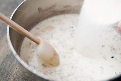Đặt l&ecirc;n bếp đun n&oacute;ng, nhưng kh&ocirc;ng cần s&ocirc;i. Sau đ&oacute; tắt bếp, vẫn đậy nắp vung, chờ khoảng 30 ph&uacute;t th&igrave; lọc hỗn hợp qua r&acirc;y để loại bỏ cặn b&atilde;.