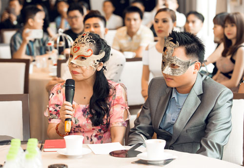 Lộ danh t&iacute;nh người đeo mặt nạ mua sim trong buổi đấu gi&aacute;