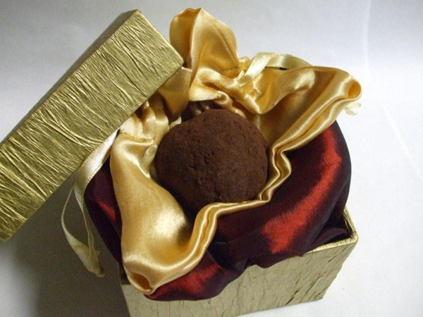 Một vi&ecirc;n socola La Madeline au Truffle nặng 5 gram trị gi&aacute; 250 USD (khoảng 5,5 triệu đồng) được bọc bởi một lớp lụa sang trọng. Th&agrave;nh phần của vi&ecirc;n socola c&oacute; cả nấm truffle Perigord nổi tiếng ở Ph&aacute;p. Lớp ngo&agrave;i c&ugrave;ng được &aacute;o th&ecirc;m một lớp chocolate v&agrave; bột ca cao. Ảnh: CNN.