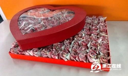 Hộp qu&agrave; chứa 999 b&ocirc;ng hoa hồng gấp bằng tờ 200 NDT (tổng số tiền tương đương 700 triệu đồng) l&agrave; một m&oacute;n qu&agrave; Valentine sang chảnh m&agrave; một thiếu gia nh&agrave; gi&agrave;u ở Trung Quốc tặng người y&ecirc;u m&igrave;nh v&agrave; ch&iacute;nh thức ngỏ lời cầu h&ocirc;n. Ảnh: ChinaDaily.
