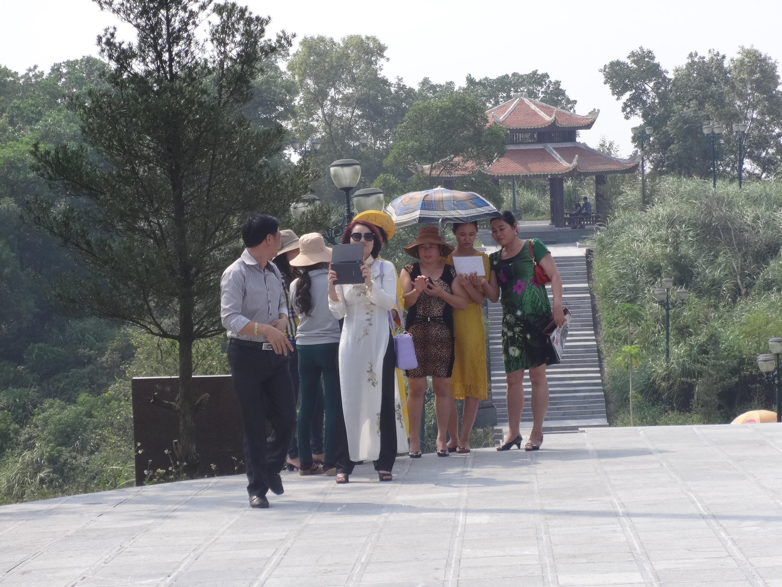 Vẻ đẹp hoang sơ v&agrave; tĩnh lặng của khu di t&iacute;ch đền s&oacute;c