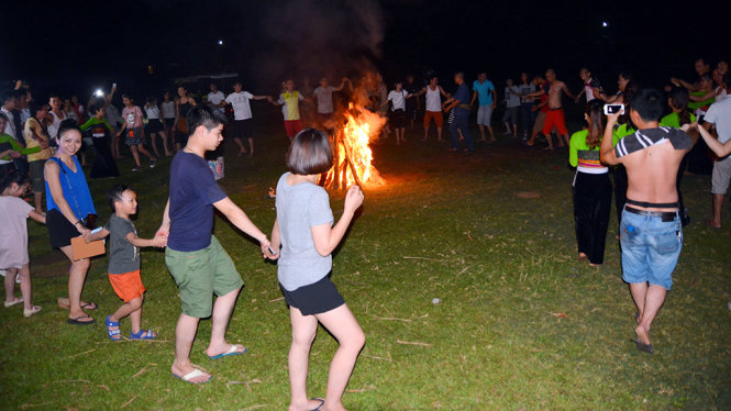 Bản L&aacute;c Mai Ch&acirc;u - điểm hẹn vừa vặn cho du lịch cuối tuần     Đ&ecirc;m lửa trại - Ảnh: Phạm T&ocirc; Chi&ecirc;m