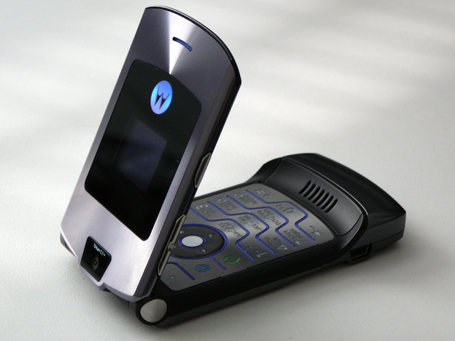 Motorola V3 - Huyền thoại một thời của l&agrave;ng điện thoại di động.