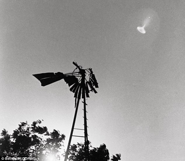 Swamp gas (kh&iacute; ẩm ướt) tr&ocirc;ng giống như UFO. 