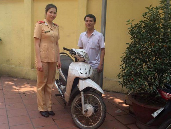 Thượng &uacute;y Phan Quỳnh Anh thay mặt chỉ huy Đội CSGT số 1 trao trả chiếc xe cho bị hại
