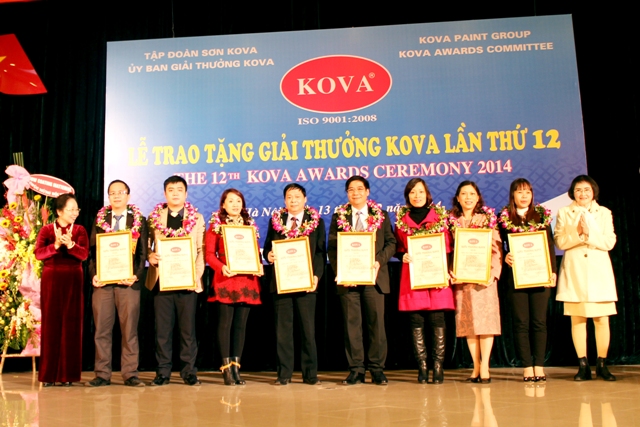 Ph&oacute; Chủ tịch nước Nguyễn Thị Doan v&agrave; B&agrave; Nguyễn Thị H&ograve;e, chủ tịch Tập đo&agrave;n sơn Kova trao phần thưởng cho c&aacute;c c&aacute; nh&acirc;n v&agrave; tập thể xuất sắc