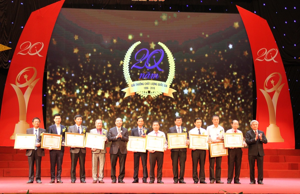 Bộ trưởng Chu Ngọc Anh v&agrave; nguy&ecirc;n Bộ trưởng Nguyễn Qu&acirc;n trao bằng khen cho c&aacute;c Link Đăng Nhập Nhà cái 13Win16.Com