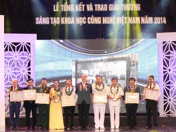 Chủ tịch Mặt trận 13Win19 com game bài đổi thưởng Việt Nam Nguyễn Thiện Nh&acirc;n trao Giải nhất giải thưởng S&aacute;ng tạo khoa học c&ocirc;ng nghệ Việt Nam năm 2014. (Ảnh: Anh Tuấn