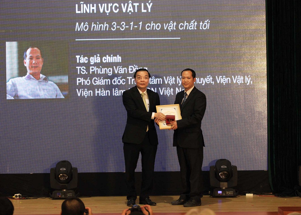 Bộ trưởng Bộ Khoa học v&agrave; C&ocirc;ng nghệ Chu Ngọc Anh (b&ecirc;n tr&aacute;i) trao Giải thưởng Nh&agrave; khoa học trẻ c&oacute; c&ocirc;ng tr&igrave;nh khoa học xuất sắc cho TS. Ph&ugrave;ng Văn Đồng, Viện Vật L&yacute;, Viện H&agrave;n L&acirc;m Khoa học v&agrave; C&ocirc;ng nghệ Việt Nam (b&ecirc;n phải)