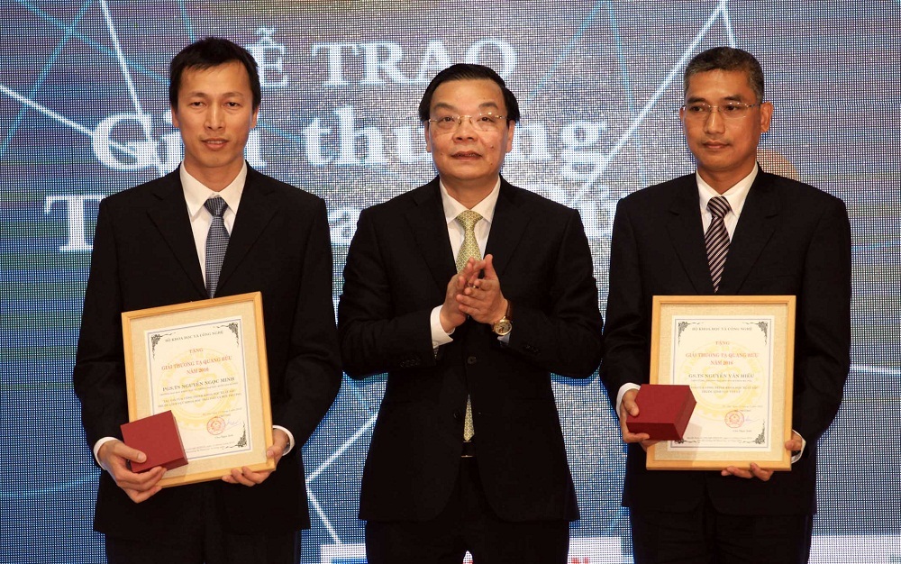 Bộ trưởng Bộ Khoa học v&agrave; C&ocirc;ng nghệ Chu Ngọc Anh (b&ecirc;n tr&aacute;i) trao Giải  thưởng Nh&agrave; khoa học c&oacute; c&ocirc;ng tr&igrave;nh xuất sắc cho GS.TS Nguyễn Văn Hiếu, Viện  ITMS, Trường Đại học B&aacute;ch Khoa H&agrave; Nội v&agrave; PGS.TS Nguyễn Ngọc Minh, Trường  Đại học Khoa học tự nhi&ecirc;n, Đại học Quốc gia H&agrave; Nội