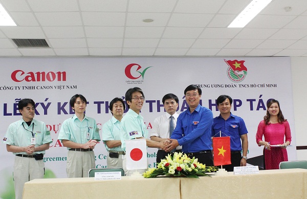 Trung ương Đo&agrave;n v&agrave; CVN k&yacute; kết hợp t&aacute;c trao học bổng