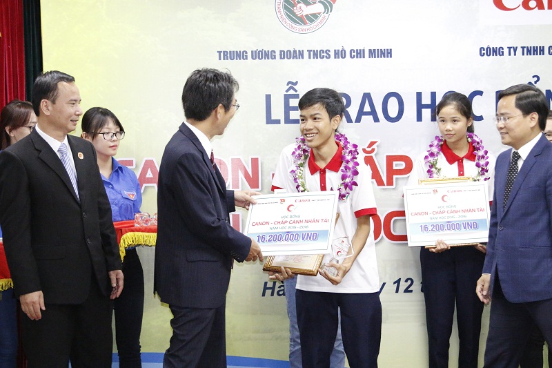 L&atilde;nh đạo C&ocirc;ng ty Canon Việt Nam tặng học bổng Canon chắp c&aacute;nh nh&acirc;n t&agrave;i cho học sinh, sinh vi&ecirc;n ho&agrave;n cảnh kh&oacute; khăn học giỏi