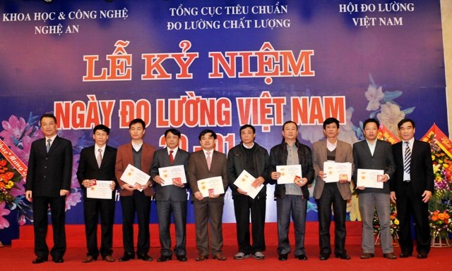 Đại diện L&atilde;nh đạo TCĐLCL tặng Kỷ niệm chương v&igrave; sự nghiệp đo lường cho c&aacute;c c&aacute;  nh&acirc;n, tổ chức tại Lễ kỷ niệm. 