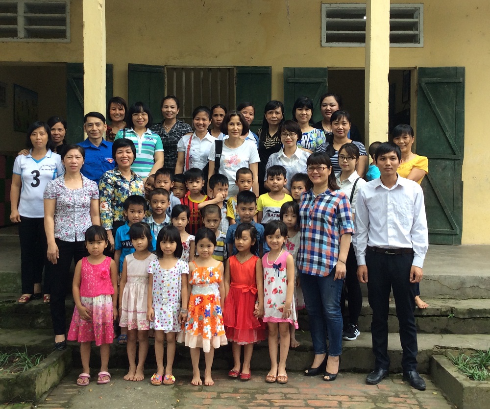 C&ocirc;ng đo&agrave;n Tổng cục Ti&ecirc;u chuẩn Đo lường Chất lượng chụp ảnh lưu niệm c&ugrave;ng c&aacute;c gi&aacute;o vi&ecirc;n v&agrave; học sinh Trường mầm non Xu&acirc;n Tr&uacute;c