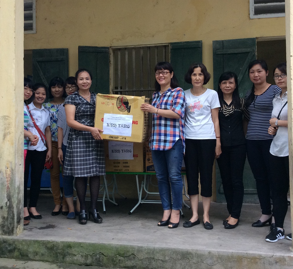 b&agrave; Ng&ocirc; Thị Ngọc H&agrave; - Chủ tịch C&ocirc;ng đo&agrave;n Tổng cục Ti&ecirc;u chuẩn Đo lường Chất lượng trao qu&agrave; cho trường mầm non Xu&acirc;n Tr&uacute;c