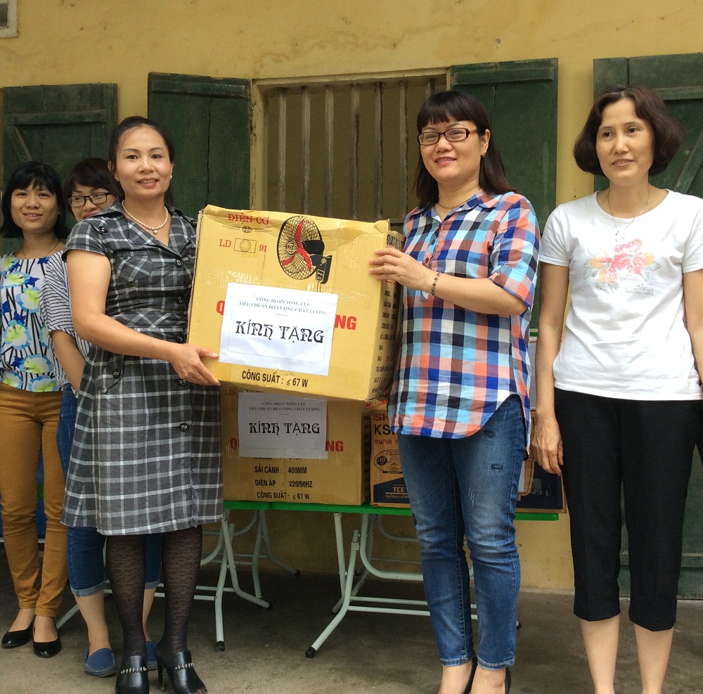 Tặng qu&agrave; cho Trường mầm non Xu&acirc;n Tr&uacute;c
