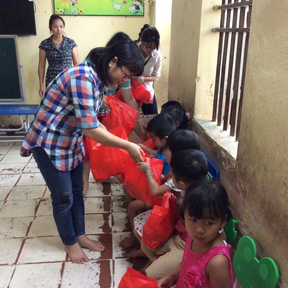 B&agrave; Ng&ocirc; Thị Ngọc H&agrave; trao qu&agrave; cho c&aacute;c ch&aacute;u nhỏ