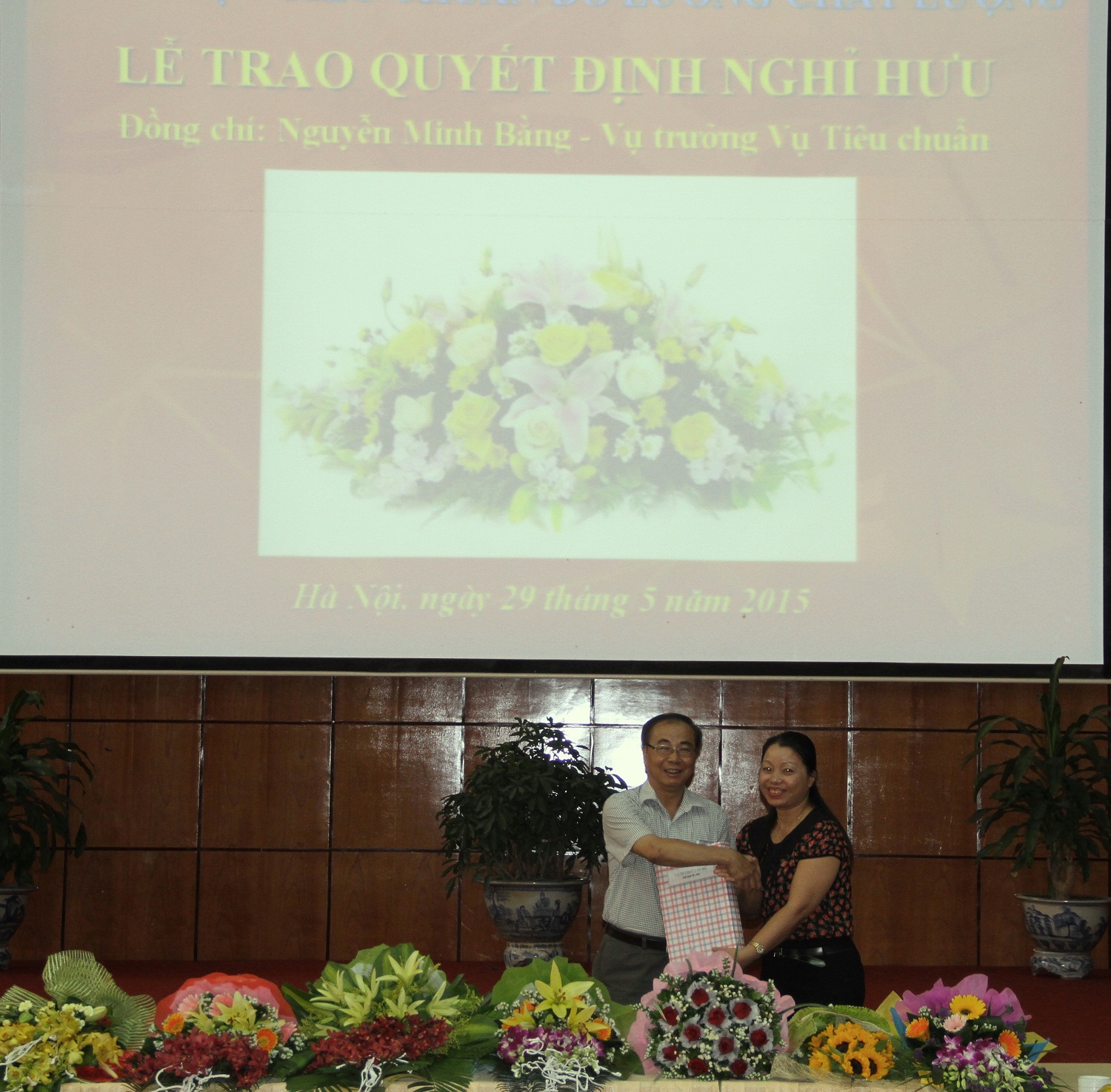 B&agrave; Trần Thị Tuyết - Vụ trưởng Vụ Tổ chức C&aacute;n bộ thuộc Tổng cục ch&uacute;c mừng &ocirc;ng Bằng nhận Quyết định Nghỉ hưu cho &ocirc;ng Nguyễn Minh Bằng