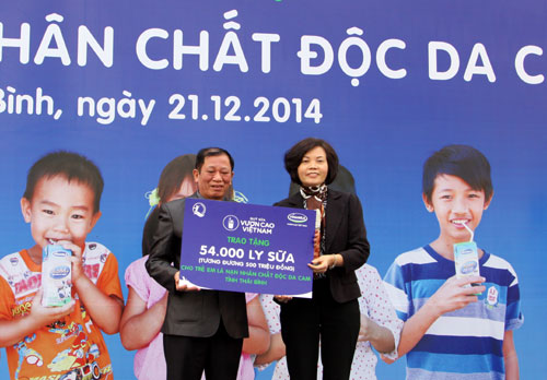 Vinamilk trao sữa cho trẻ em ngh&egrave;o, ho&agrave;n cảnh kh&oacute; khăn, chất độc da cam cho trẻ em tỉnh Th&aacute;i B&igrave;nh