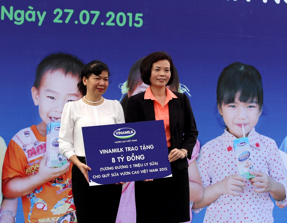 Năm 2015, Quỹ sữa Vươn cao Việt Nam của Vinamilk vẫn tiếp tục sứ mệnh của m&igrave;nh, trao cho c&aacute;c em nhỏ c&oacute; ho&agrave;n cảnh kh&oacute; khăn một lượng sữa trị gi&aacute; 8 tỷ đồng, tương đương 2 triệu ly sữa cho "Quỹ Sữa vươn cao Việt Nam"