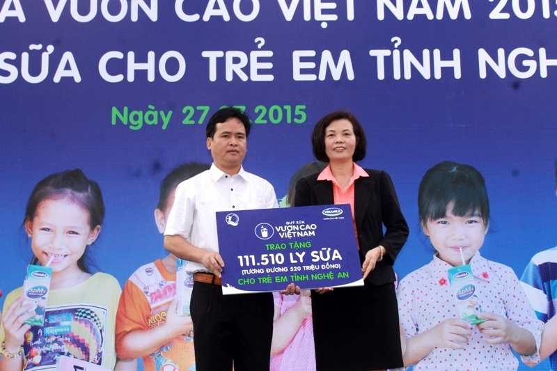 B&agrave; B&ugrave;i Thị Hương, Gi&aacute;m Đốc Điều H&agrave;nh Vinamilk trao tặng bảng tượng trưng 111.510 ly sữa tương đương 520 triệu đồng cho Quỹ Bảo trợ trẻ em tỉnh Nghệ An
